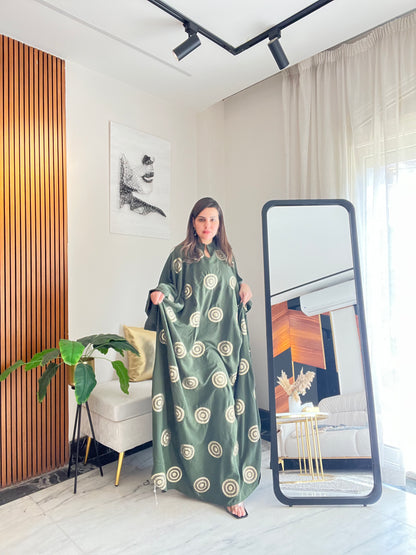 Abaya with elegant gold details for Ramadan evenings